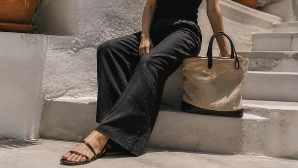 Lato należy do czarnych lnianych spodni. Ten uniwersalny model pasuje na każdą okazję
