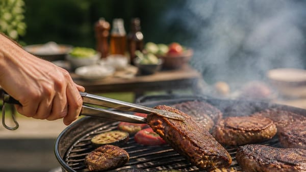 Częste obracanie grillowanego mięsa psuje jego smak. Trzymaj się tej zasady