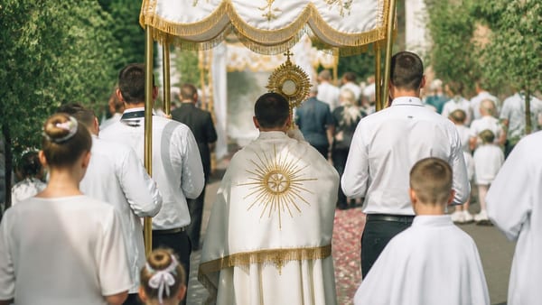 Czy udział we procesji w Boże Ciało jest obowiązkowy? Stanowisko Kościoła jest jasne