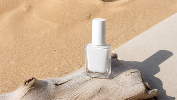 Podkreśla opaleniznę, ale nie wybacza błędów. Pedicure Śnieżki to hit dla perfekcjonistek