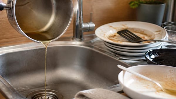 Wlewam szklankę do odpływu i czekam 30 minut. Tłuste zatory puszczają bez sody i octu